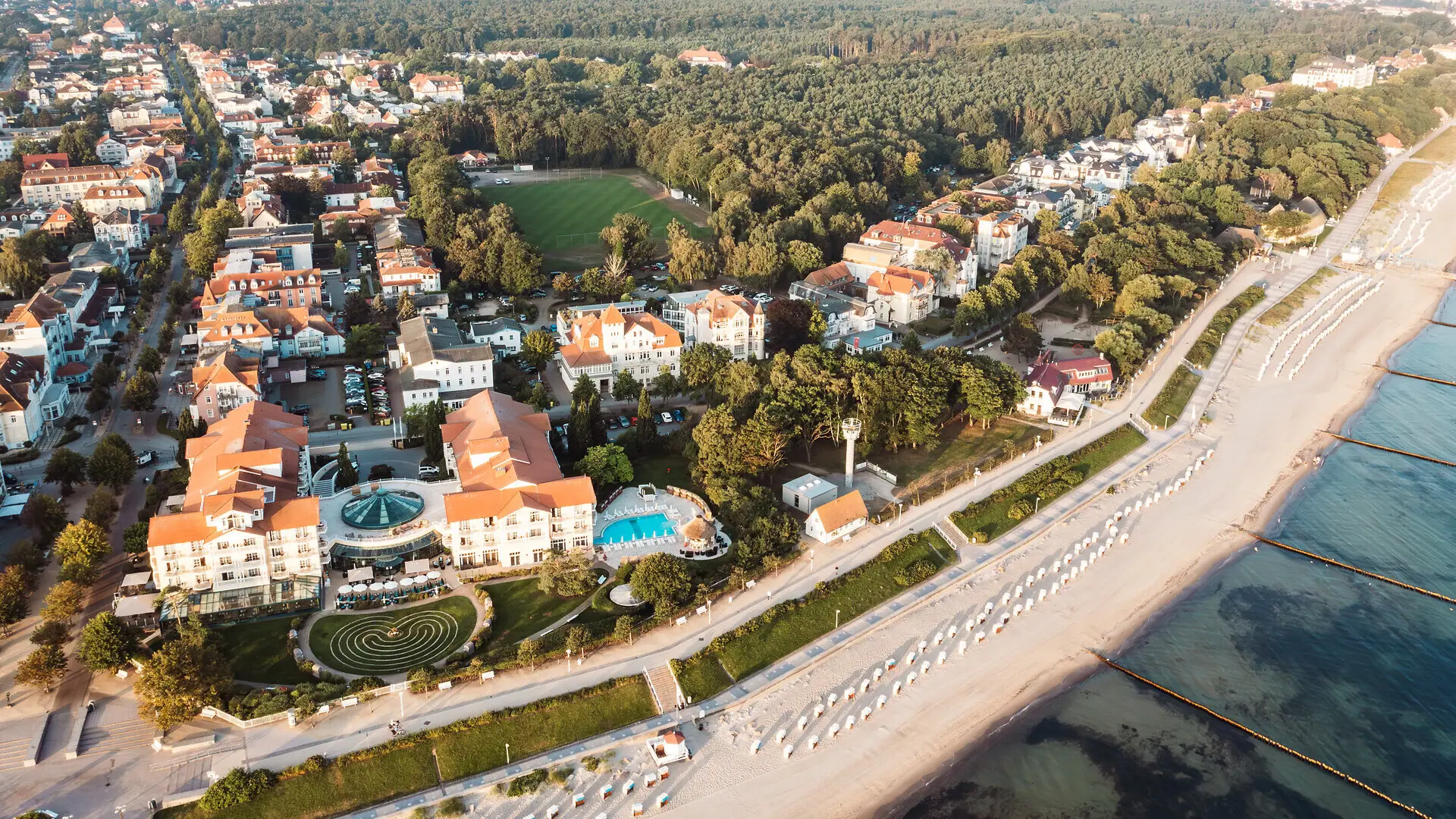 Foto aerea di una città sul mare con vista sull'acqua e sugli edifici.