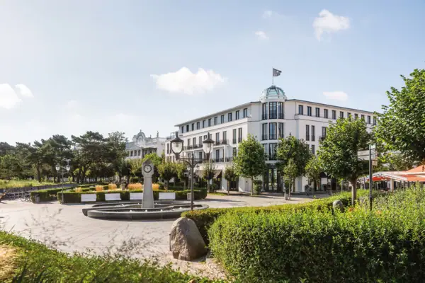 Ein Gebäude mit einem Brunnen und Bäumen.