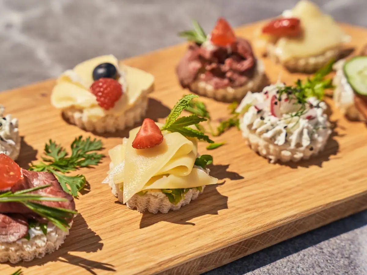 Canapés  Vassoio di cibo su un tavolo, con presentazione artistica e guarnizioni.