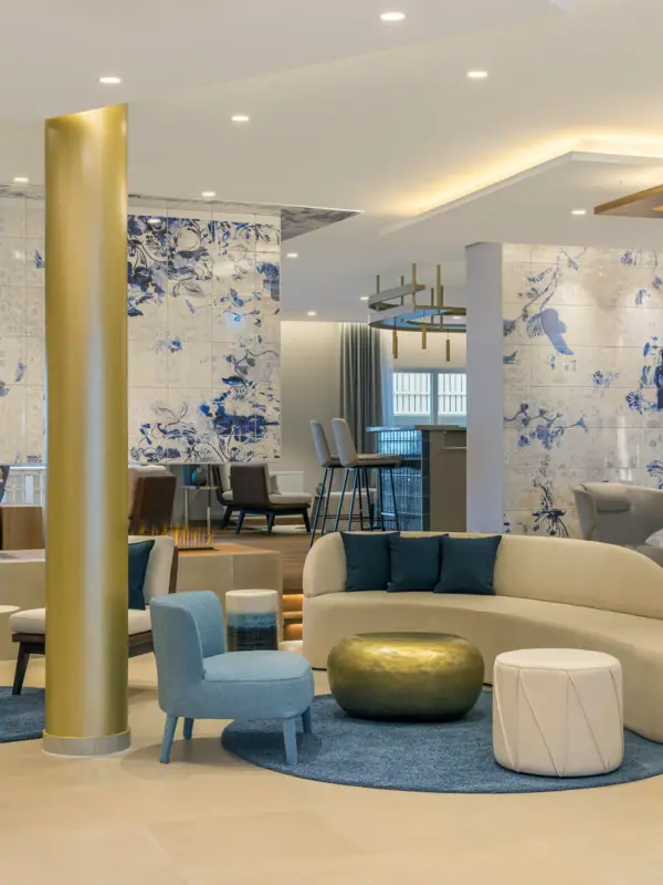 Lobby dell'albergo con tavoli, divani e sedie