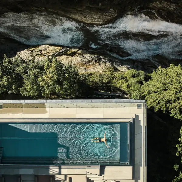 Le persone nuotano in una piscina all'aperto.