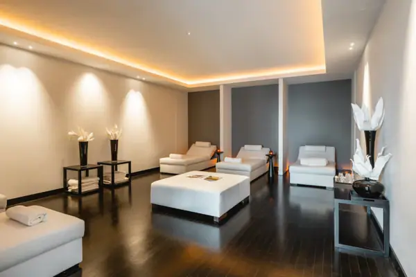 Ein Zimmer mit weißen Möbeln und einem Kamin.