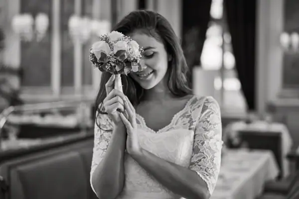 Donna che tiene in mano un bouquet di fiori.