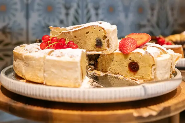 Un piatto di dolci su un tavolo.