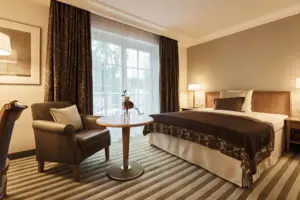 Una stanza con un letto e una sedia.