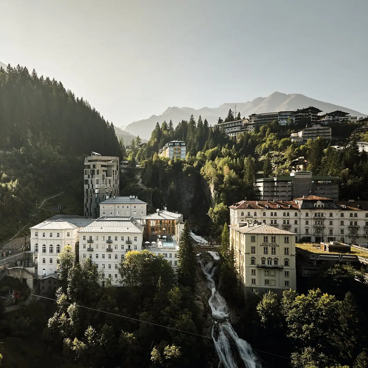 Bad Gastein Una città con alberi e edifici.