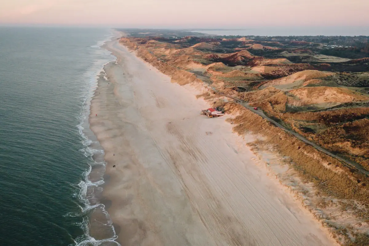 Spiaggia di Sylt con sabbia e acqua