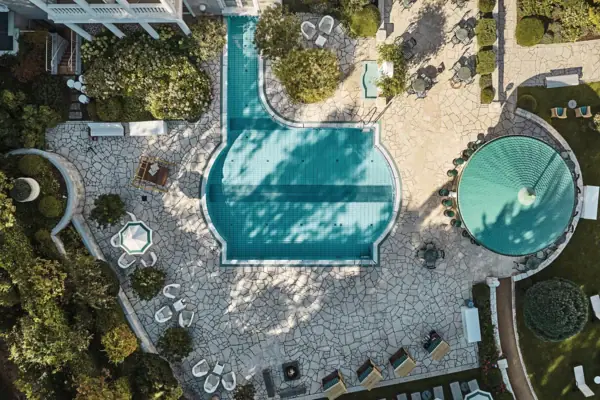Hotel benessere Heringsdorf Piscina con fontana e sedie presso l'hotel benessere di Heringsdorf