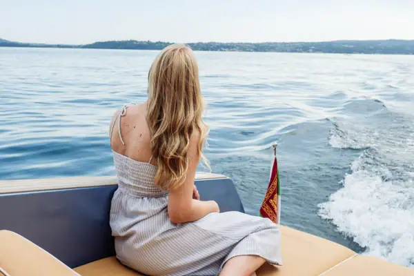 Eine Frau sitzt auf einem Boot.