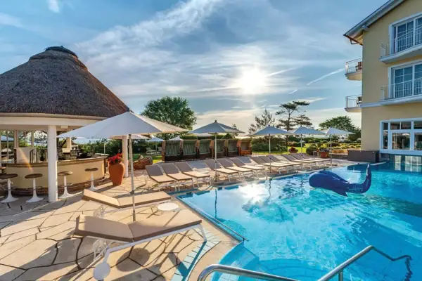 Ein Pool mit Liegestühlen und Sonnenschirmen.