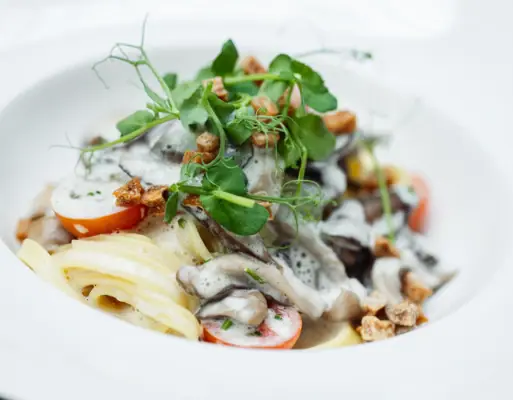 Un piatto di pasta con verdure e sugo.