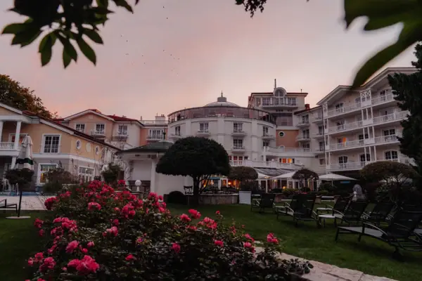 Prato con sedie e fiori davanti a un edificio