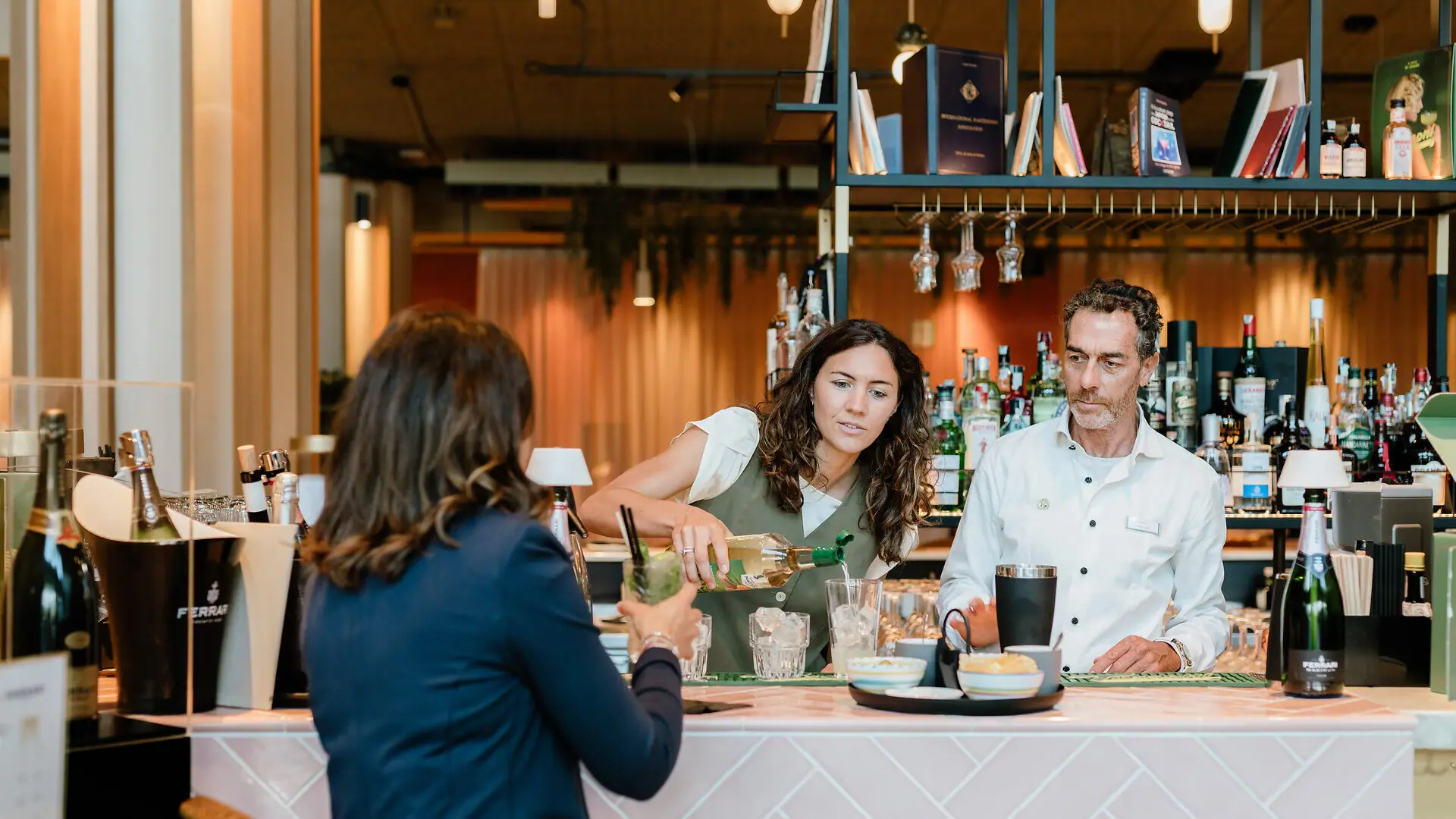 Bar bar con cocktail