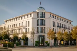A-ROSA Ceres sul mare Un edificio con degli alberi e una bandiera sul tetto.