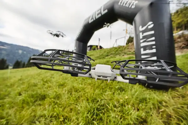 Un drone sorvola un campo.