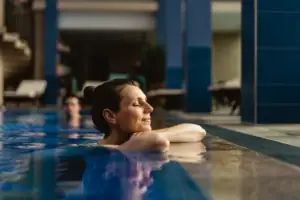Una donna nuota in una piscina.