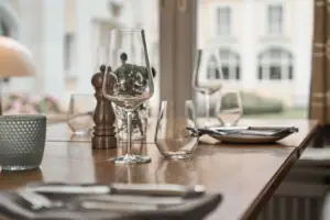 Un tavolo con bicchieri da vino vuoti.