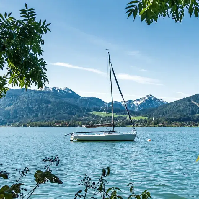 Barca a vela su un lago