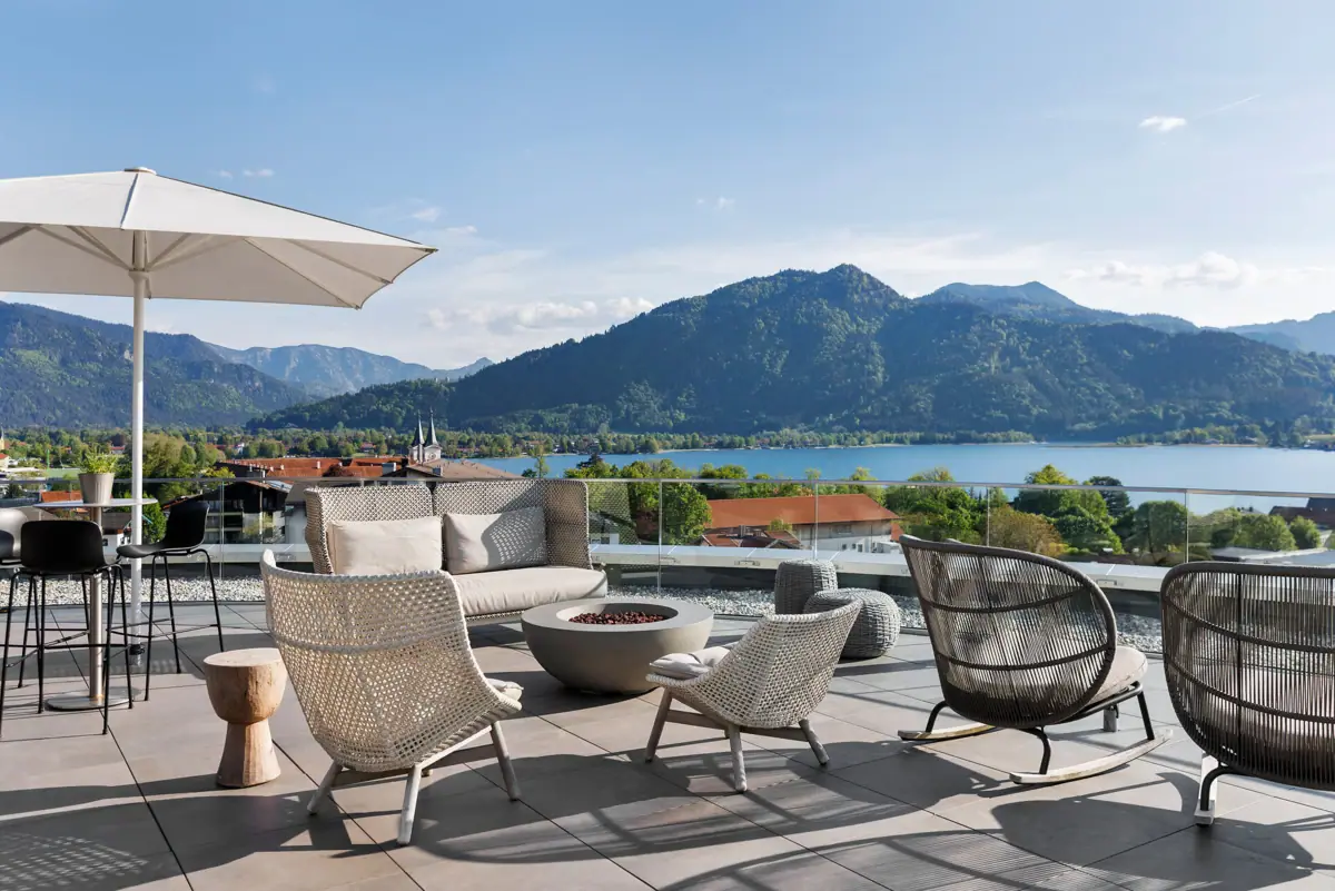 La terrazza sul tetto dell'A-ROSA Hotel sul lago Tegernsee.
