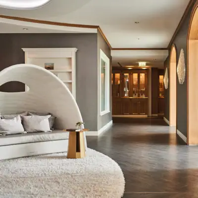 Wellness Ein Flur mit einem weißen Teppich und einem weißen Sofa.