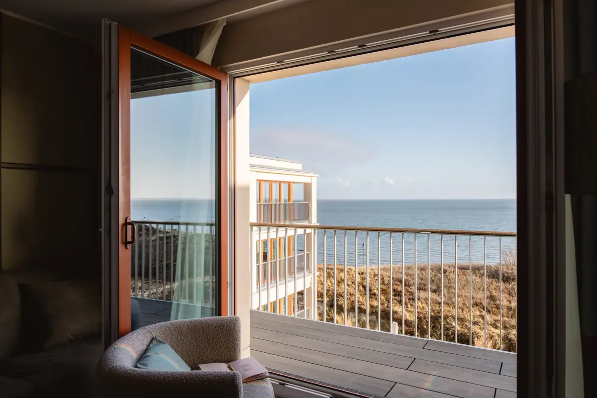 Una camera con balcone e vista sull'oceano.