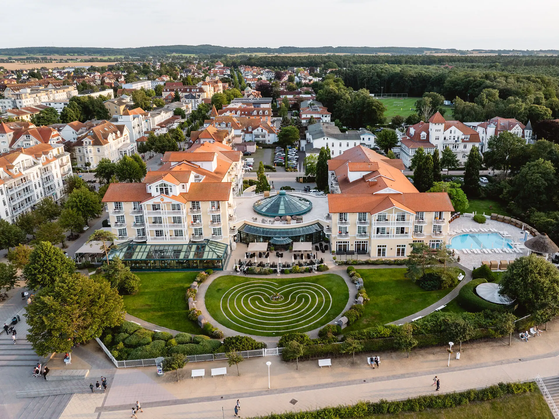 Eine große Gruppe von Gebäuden mit einem Pool und Bäumen.
