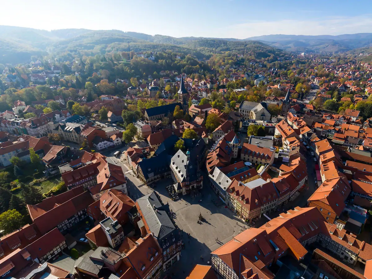 Vista aerea di Wernigerode con le montagne sullo sfondo.
