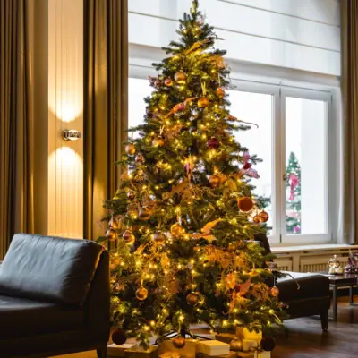 Albero di Natale in una stanza addobbata a festa.