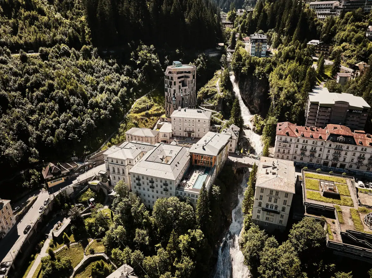 Veduta aerea di una città con edifici e alberi.