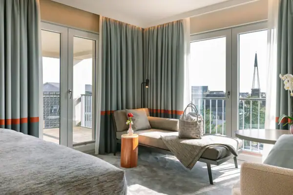 Ein Raum mit einem Sofa und einem Tisch.