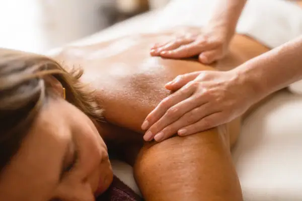 Eine Frau bekommt eine Rückenmassage