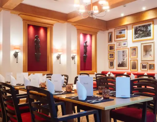 Una sala con tavoli e sedie all’interno.