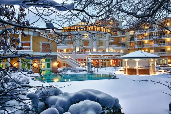 Un edificio con una piscina immersa nella neve.