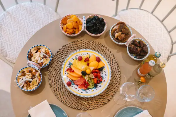 Tisch gedeckt mit bunten Früchten und Snacks für eine entspannte Auszeit.
