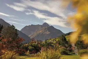Paesaggio di una catena montuosa con nuvole nel cielo.