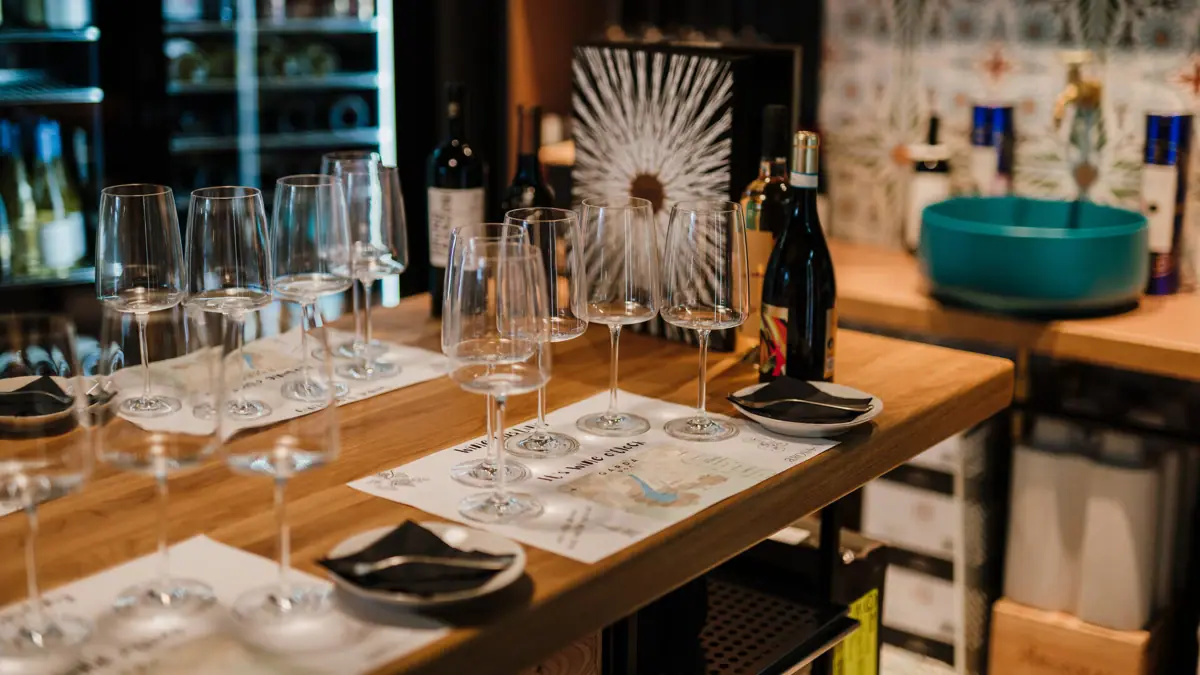 enoteca tavolo con bicchieri