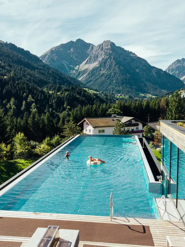Piscina all’aperto presso l’A-ROSA Ifen Hotel Kleinwalsertal