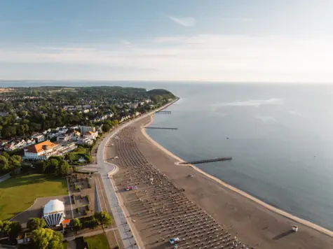 Vista aerea di una piccola area portuale di Travemünde all'alba. 