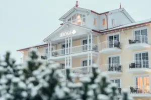 Un edificio con neve al suolo in inverno.