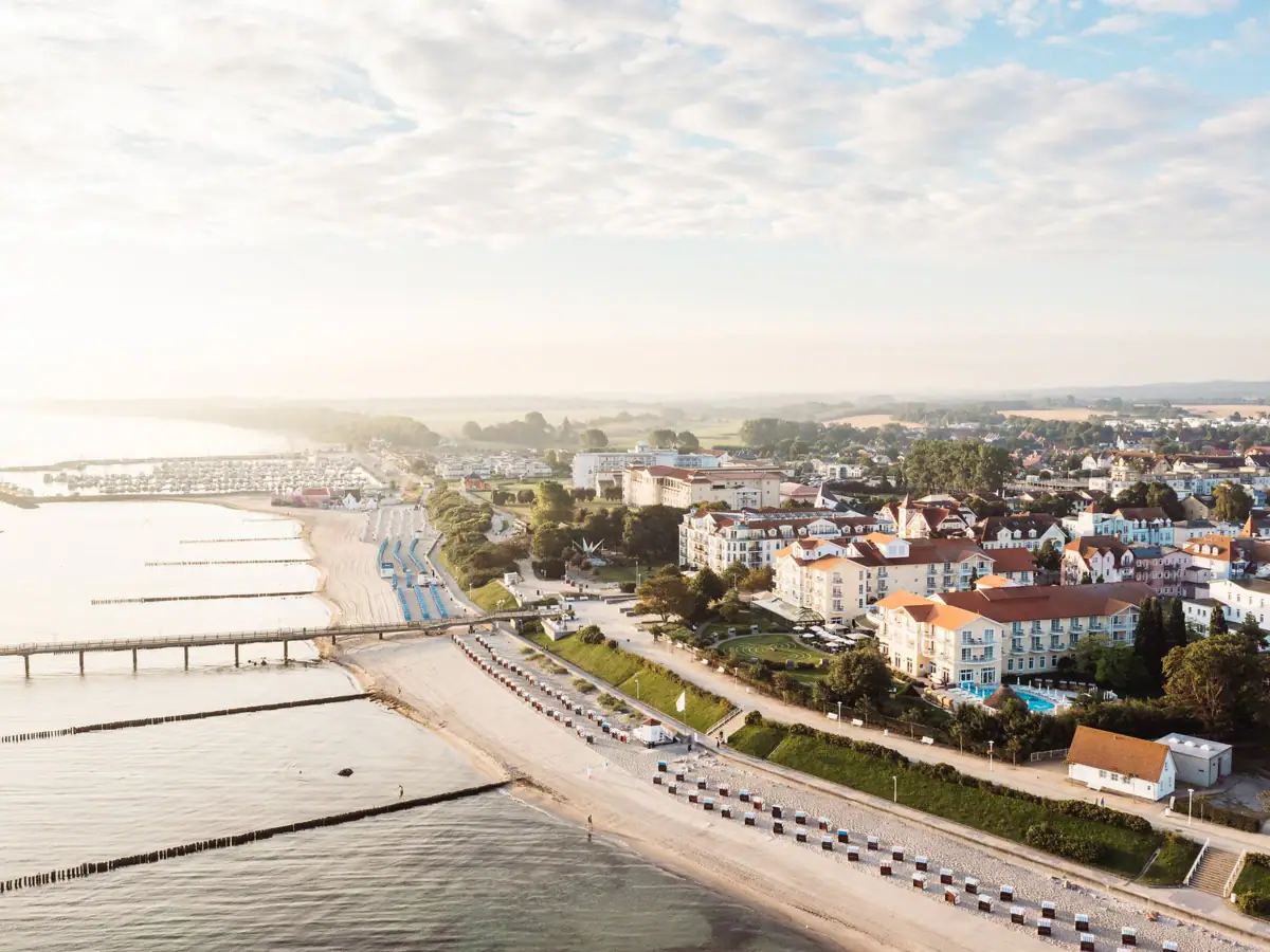 Blick von oben auf das A-ROSA Ostseehotel Kühlungsborn direkt an der Ostseeküste mit Strand und Seebrücke