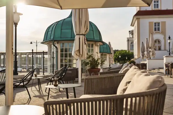 Eine Terrasse mit Stühlen und Tischen.