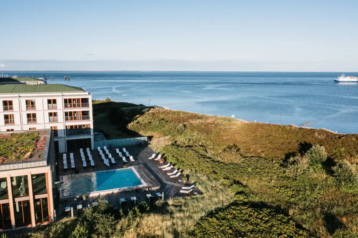 La piscina all'aperto dell'A-ROSA Sylt con il Mare del Nord sullo sfondo.