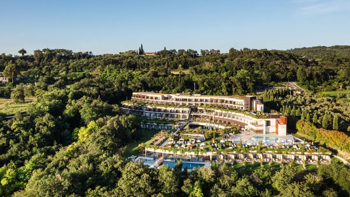 A-ROSA Lago di Garda Veduta panoramica dell’Hotel A-ROSA Lago di Garda immerso nel verde con piscine e terrazze