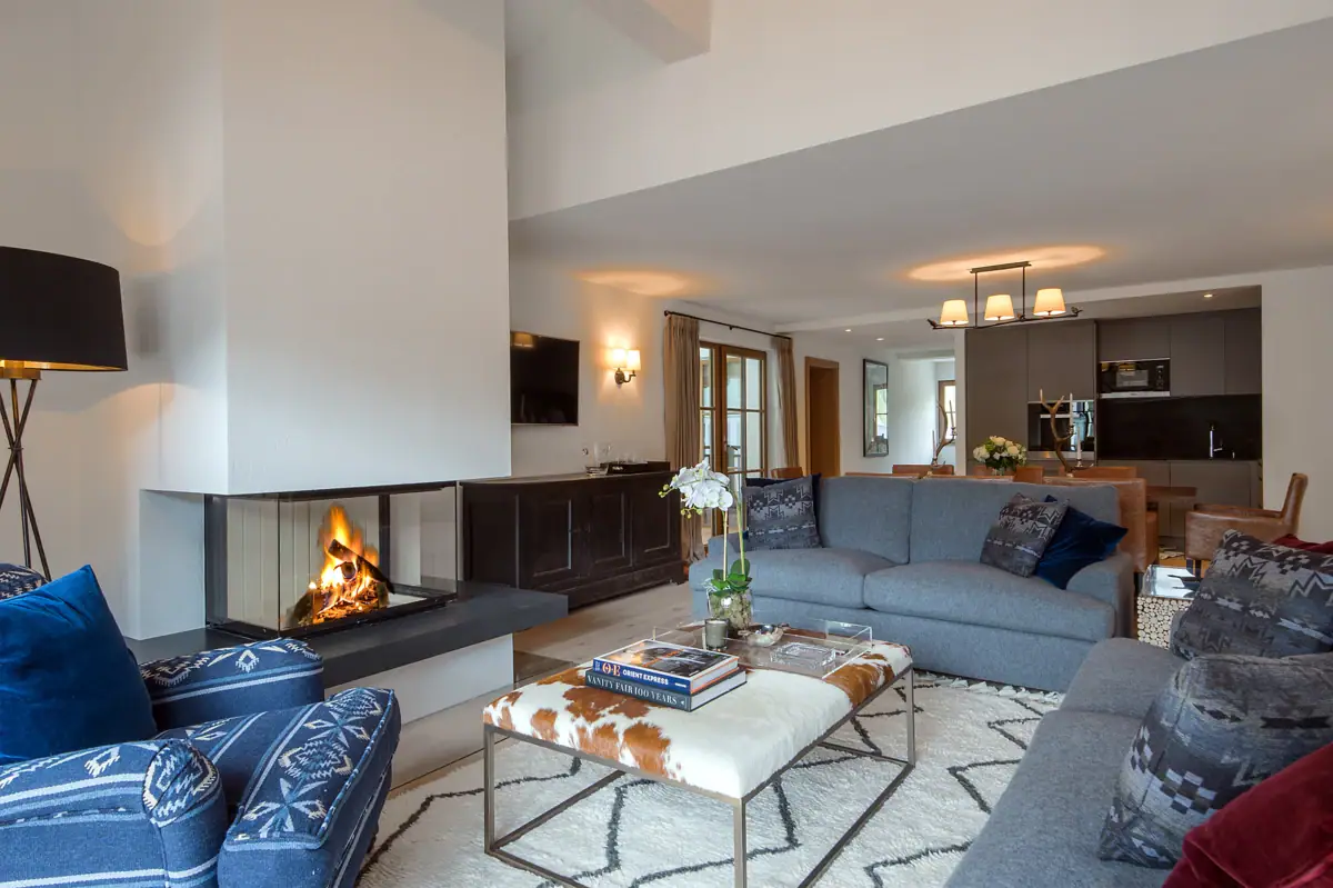 Wohnzimmer mit Kamin Ein Wohnzimmer mit Kamin und Couch.