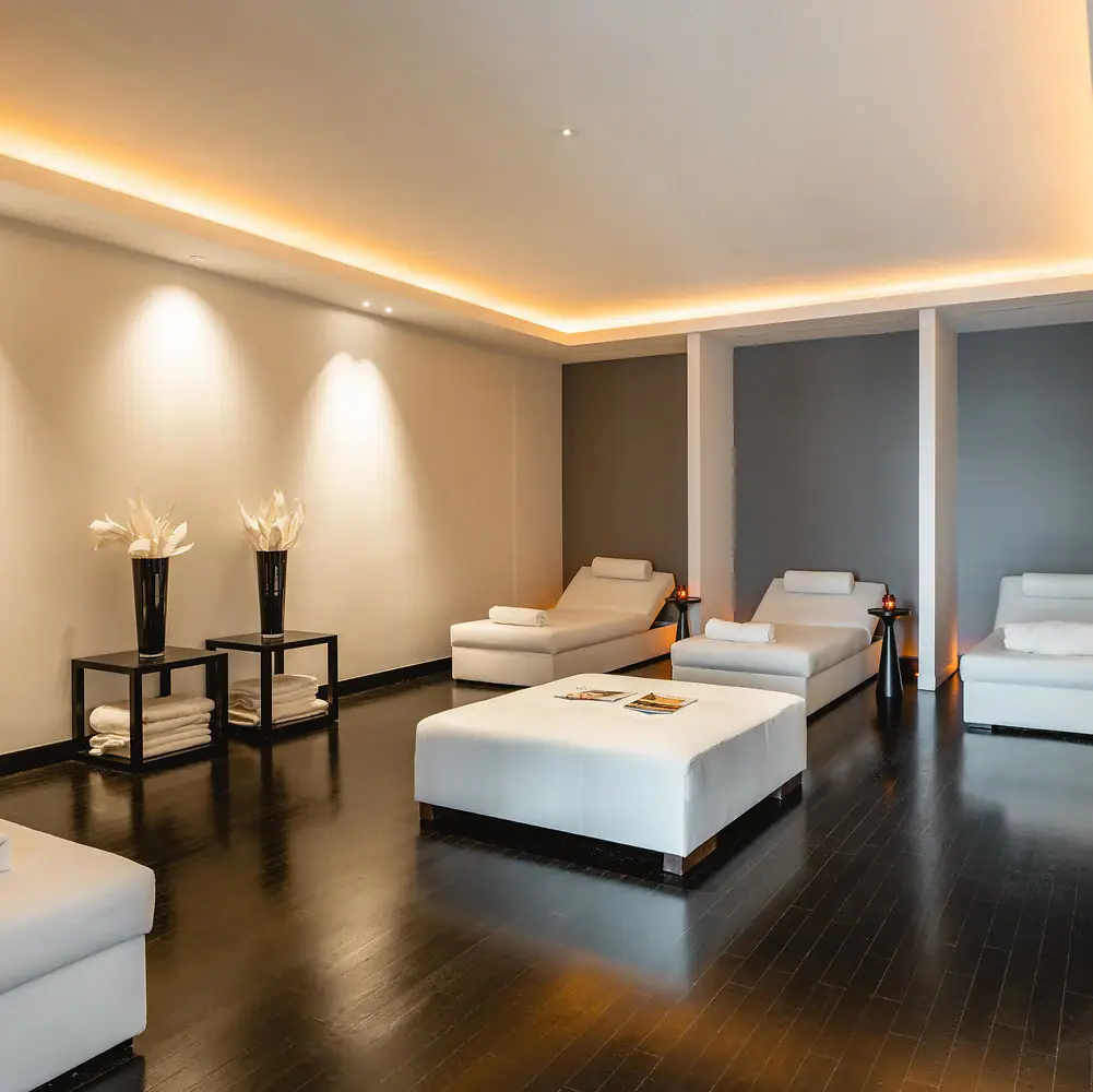 Ein Zimmer mit weißer Einrichtung und Kamin.