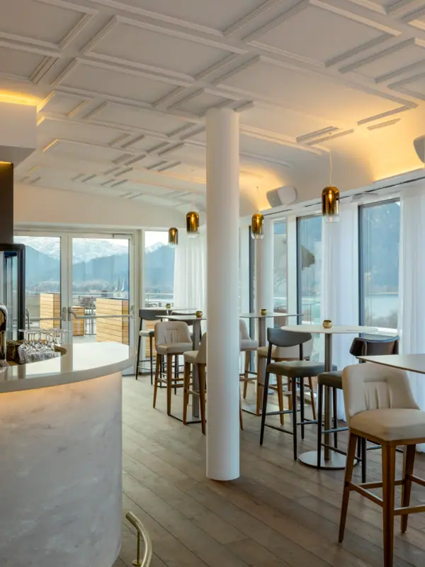 NI BAR dall'interno con bar e sedie.