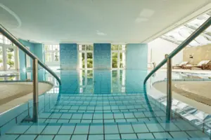 Una grande piscina al coperto con scale.