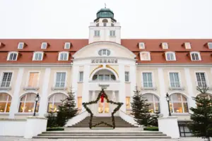 Vista esterna dell'A-ROSA Hotel Kurhaus Binz a Natale con le decorazioni natalizie.