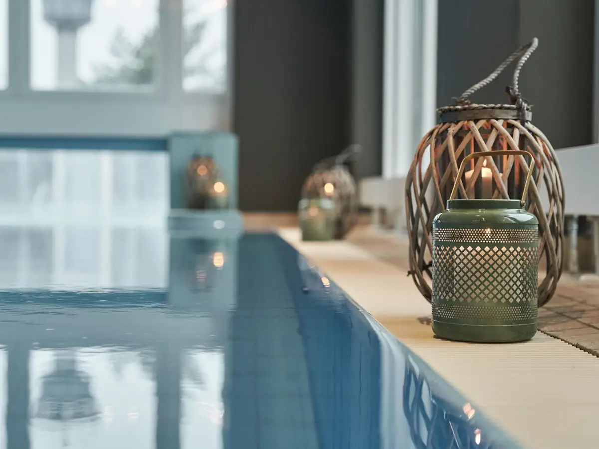 Ein Pool mit einem Kerzenhalter und Kerzen.