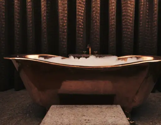 Vasca da bagno con schiuma al suo interno.